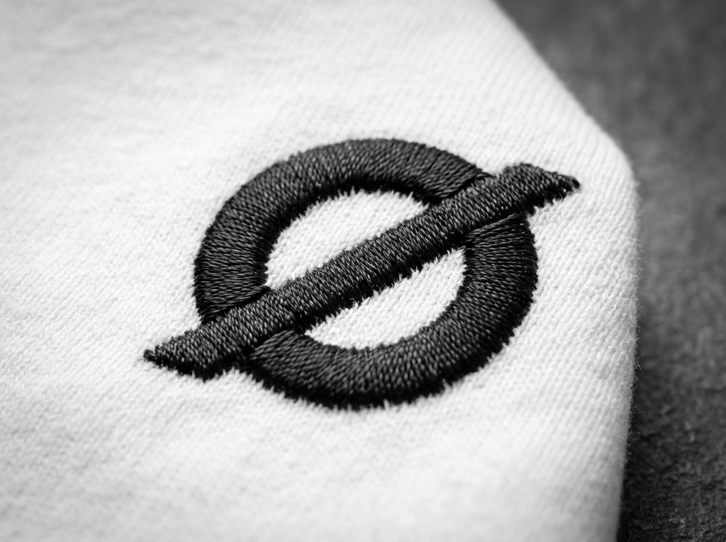 MØTIVE® Ø Emblem Tee Silent White